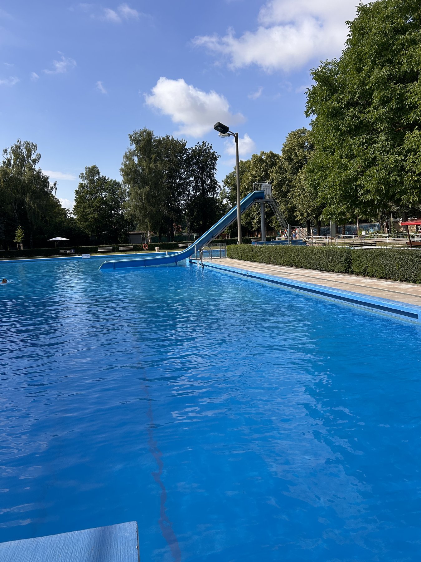Das Schwimmerbecken des Greußener Freibads mit der Rutsche