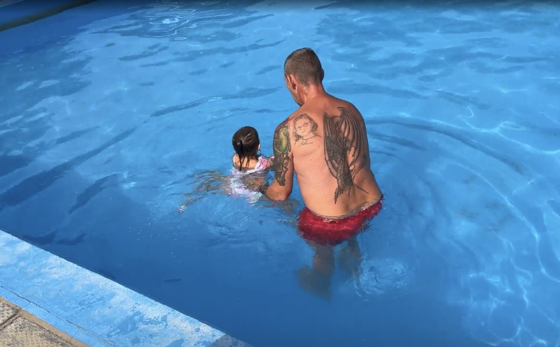 Uwe und Theresa im flachen Wasser