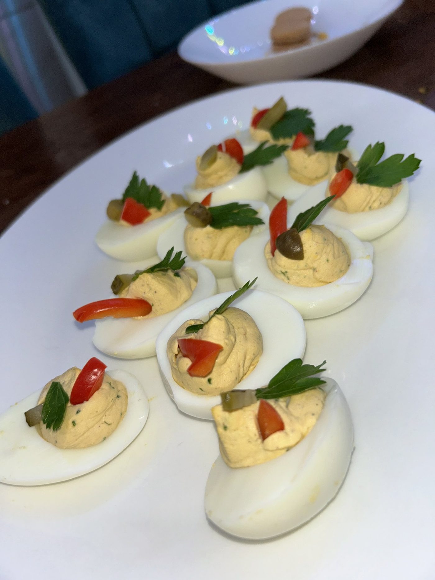 Ein Teller mit gefüllten Eiern