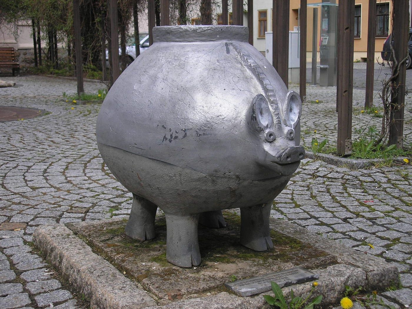 Das Greußener Schwein auf gepflastertem Platz