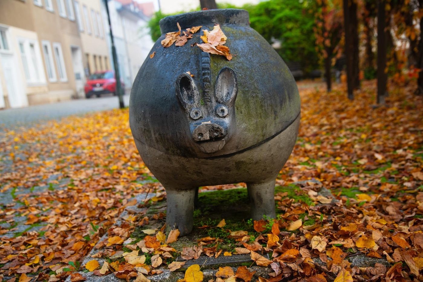 Das Greußener Schwein im Herbstlaub