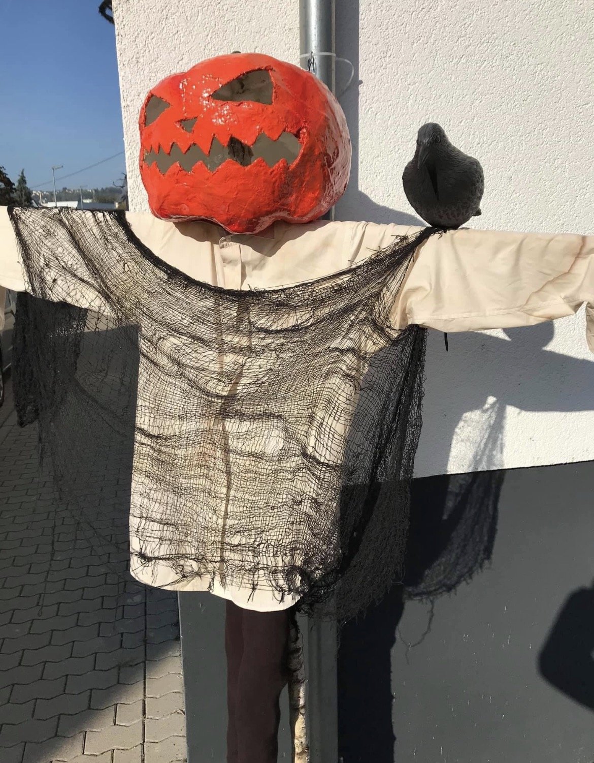 Die Vogelscheuche mit Kürbiskopf