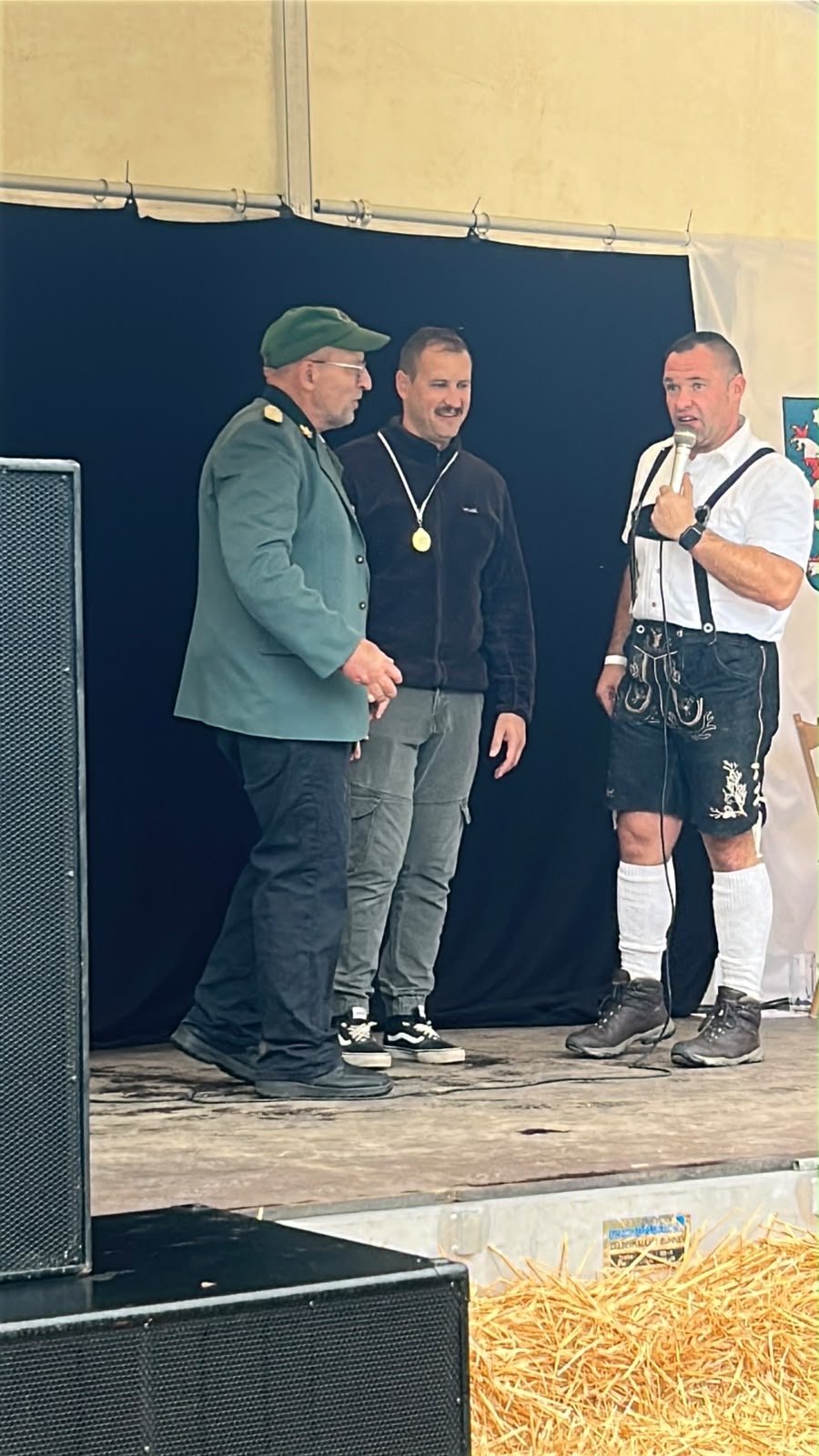 Siegerehrung auf der Bühne beim Oktoberfest