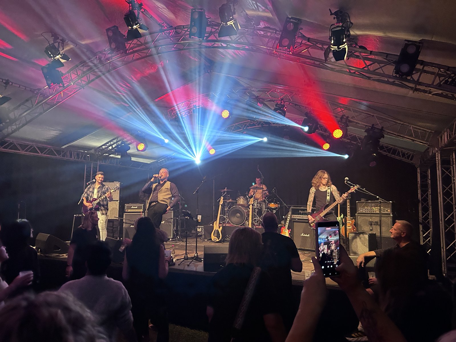 Livemusik und Publikum im Festzelt beim Herbstmarkt in Greußen