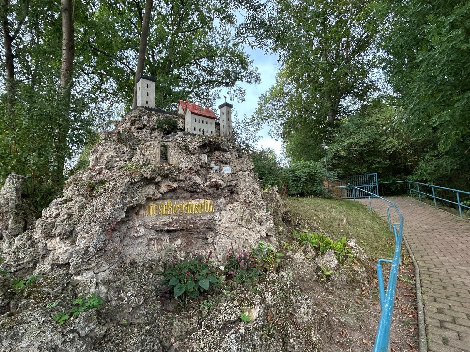 Die Kleine Wartburg in Clingen: ein aufgetürmter Travertinfelsen mit einer Miniaturburg obenauf