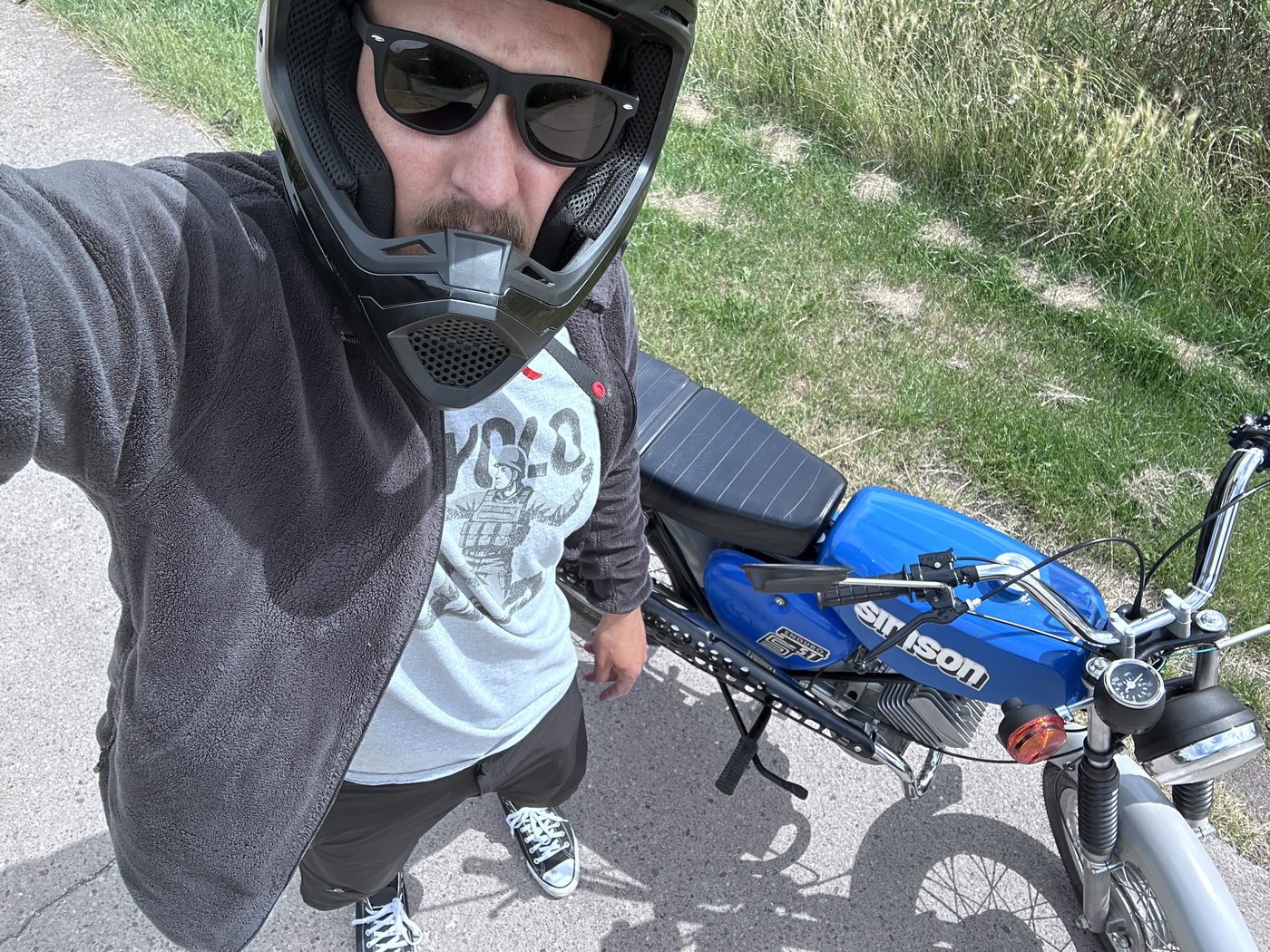 Blick von oben auf eine blaue Simson und den Fahrer mit Helm