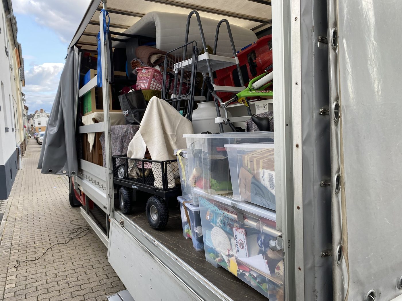 Blick in den offenen Laderaum voller Kisten