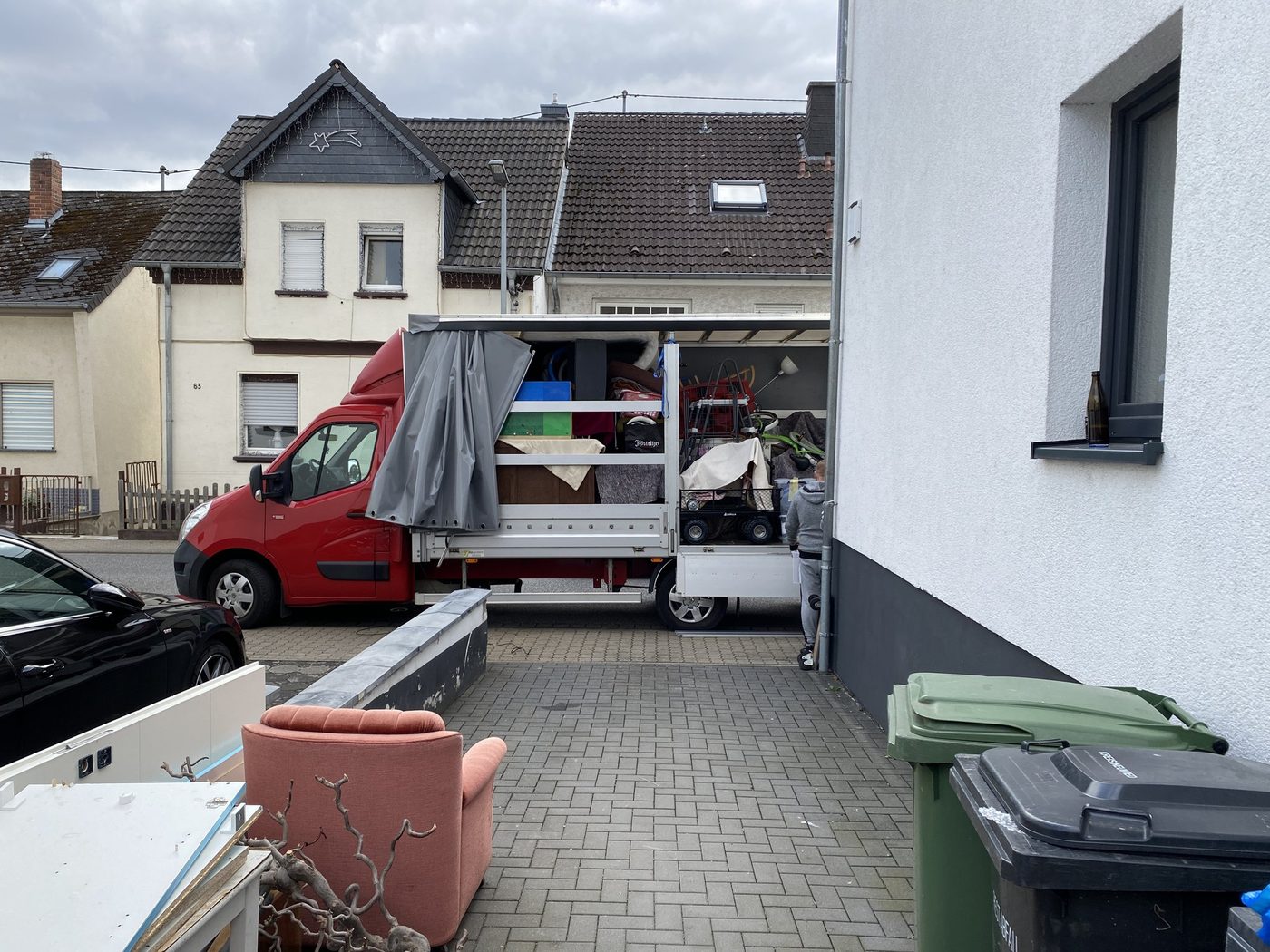 Ein beladener Umzugstransporter vor einem Reihenhaus in Neuwied