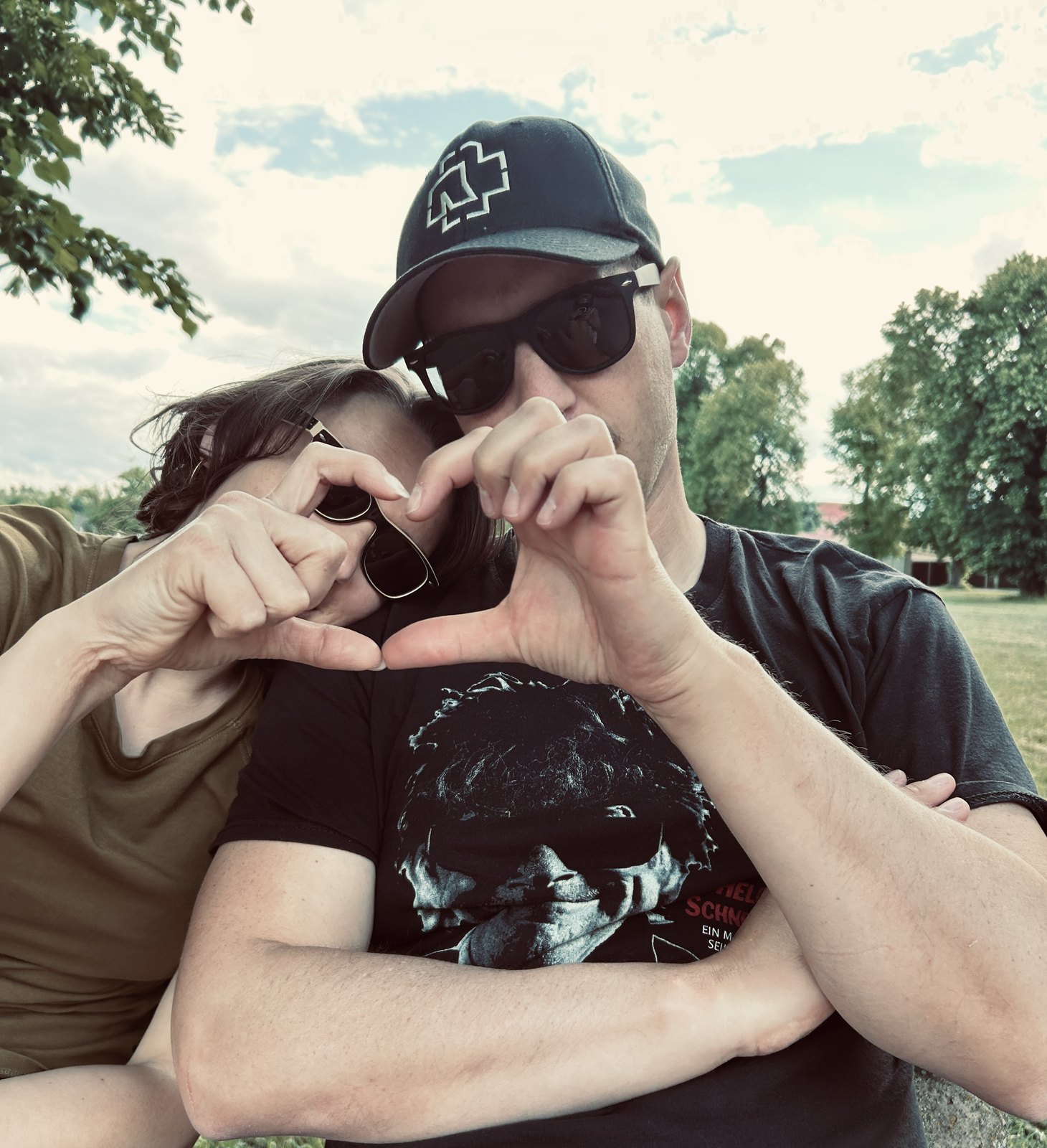 Johanna und ich formen mit den Händen ein Herz